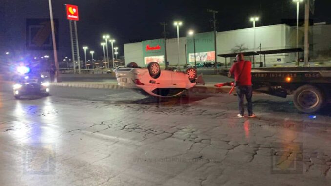 choque-con-volcadura-en-avenida-tecnologico-y-homero-bloquea-el-trafico.jpeg Choque con volcadura en Avenida Tecnológico y Homero bloquea el tráfico