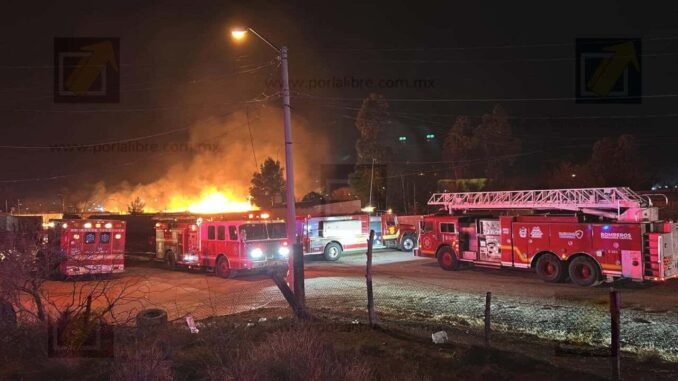incendio-consume-fabrica-de-colchones-en-la-colonia-granjas-cerro-grande.jpeg Incendio consume fábrica de colchones en la colonia Granjas Cerro Grande