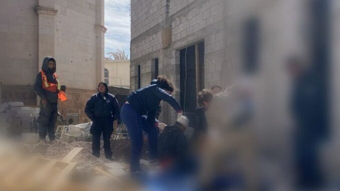 rafagas-de-viento-derrumban-barda-y-cae-sobre-trabajador.jpg Ráfagas de viento derrumban barda y cae sobre trabajador