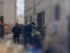 Ráfagas de viento derrumban barda y cae sobre trabajador