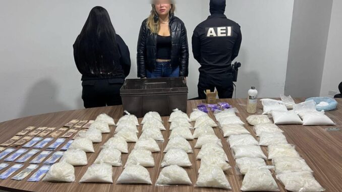 detienen-a-mujer-con-17-kilos-de-cristal-en-la-colonia-ctm-labora-en-la-fgr.jpeg Detienen a mujer con 17 kilos de cristal en la colonia CTM; labora en la FGR