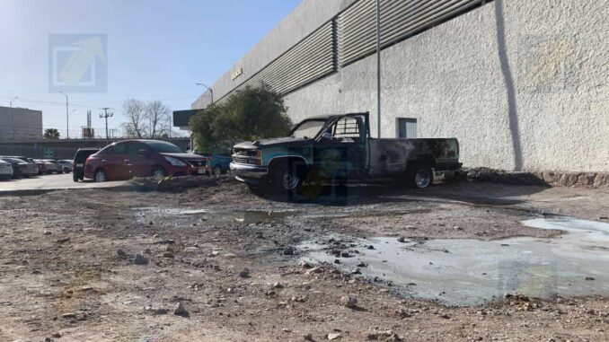 incendio-consume-una-pick-up-en-estacionamiento-del-hospital-general.jpeg Incendio consume una pick up en estacionamiento del Hospital General
