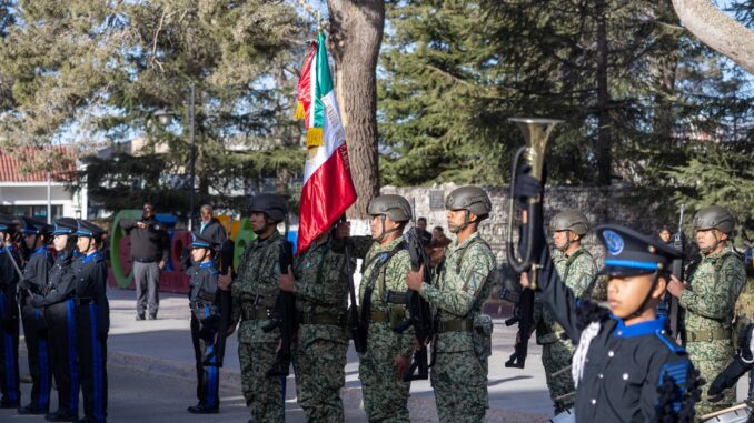 Realizan ceremonia cívica por el el 85° aniversario del Día de la Bandera, en Cuauhtémoc