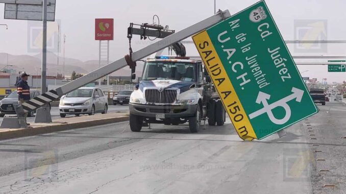 fuertes-vientos-derriban-senalamiento-y-generan-caos-vial-en-puente-de-la-avenida-homero.jpeg Fuertes vientos derriban señalamiento y generan caos vial en puente de la avenida Homero