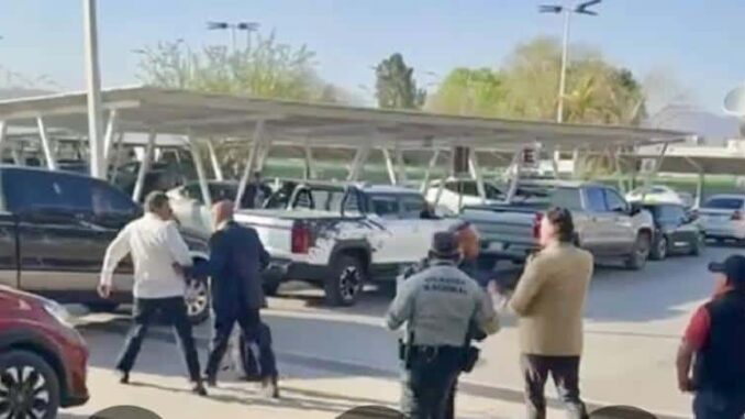 agreden-a-javier-corral-ahora-en-el-aeropuerto-de-chihuahua.jpg Agreden a Javier Corral, ahora en el aeropuerto de Chihuahua