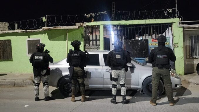 catean-ocho-inmuebles-y-aseguran-un-arma-de-fuego-droga-y-detienen-a-12-personas.jpg Catean ocho inmuebles y aseguran un arma de fuego, droga y detienen a 12 personas