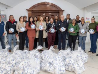 Entregan 200 balones de futbol a 10 primarias, en Cuauhtémoc