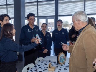 Estudiantes muestran sus proyectos tecnológicos al alcalde Beto Pérez