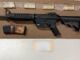 Capturan en flagrancia a portador de un arma larga tipo fusil y droga en Juárez