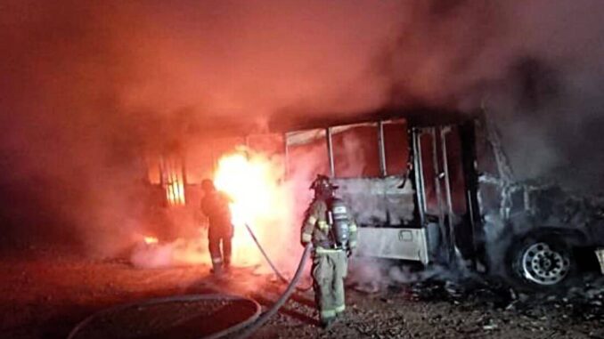 salvan-policias-municipales-a-cinco-personas-atrapadas-por-incendio-en-colonia-las-torres.jpeg Salvan Policías Municipales a cinco personas atrapadas por incendio en colonia Las Torres