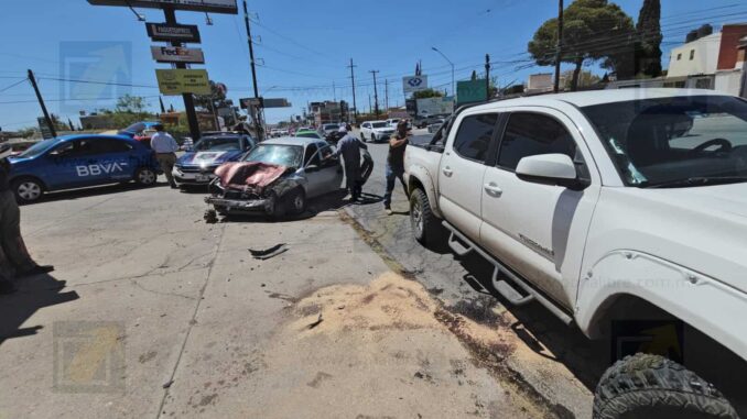 choque-entre-pickup-y-vehiculo-deja-tres-lesionados-en-avenida-las-americas.jpeg Choque entre pickup y vehículo deja tres lesionados en avenida Las Américas