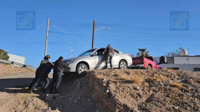vehiculo-queda-al-borde-del-barranco-en-parque-de-la-colonia-emiliano-zapata.jpeg Vehículo queda al borde del barranco en parque de la colonia Emiliano Zapata