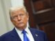Corresponsales de la Casa Blanca protestan por exclusión de agencias del avión de Trump