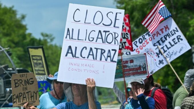 protesta-contra-el-centro-de-detencion-para-migrantes-alligator-alcatraz-en-florida.jpg