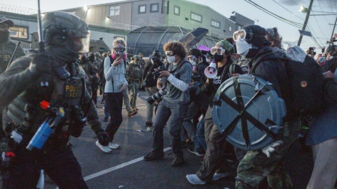 tension-entre-manifestantes-y-agentes-de-ice-y-policias-en-centro-migratorio-de-newark.jpg